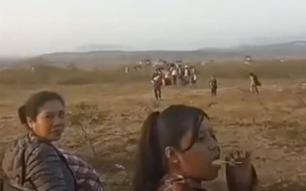 Niñas y niños, ancianos, hombres y mujeres cargando en bolsas de plástico algunas de sus pertenencias huyen del reclutamiento forzado y los enfrentamientos entre los cárteles de la droga en Chiapas.