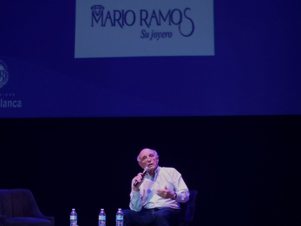 El Joyero Mario Ramos en conferencia con alumnos de Universidad Casa Blanca