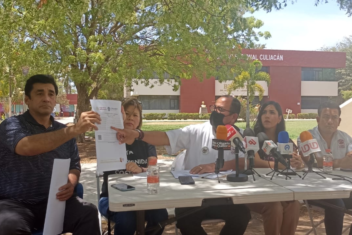 Pedro Flores Leal no puede acreditar su posición como rector, causando un retraso en la emisión de títulos académicos.