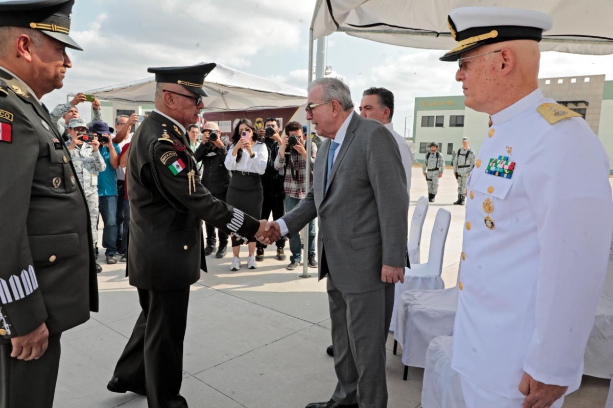 El Gobernador Rubén Rocha Moya saluda al nuevo coordinador de la Guardia Nacional en Sinaloa, el general de Brigada, Héctor Jiménez Aldana.
