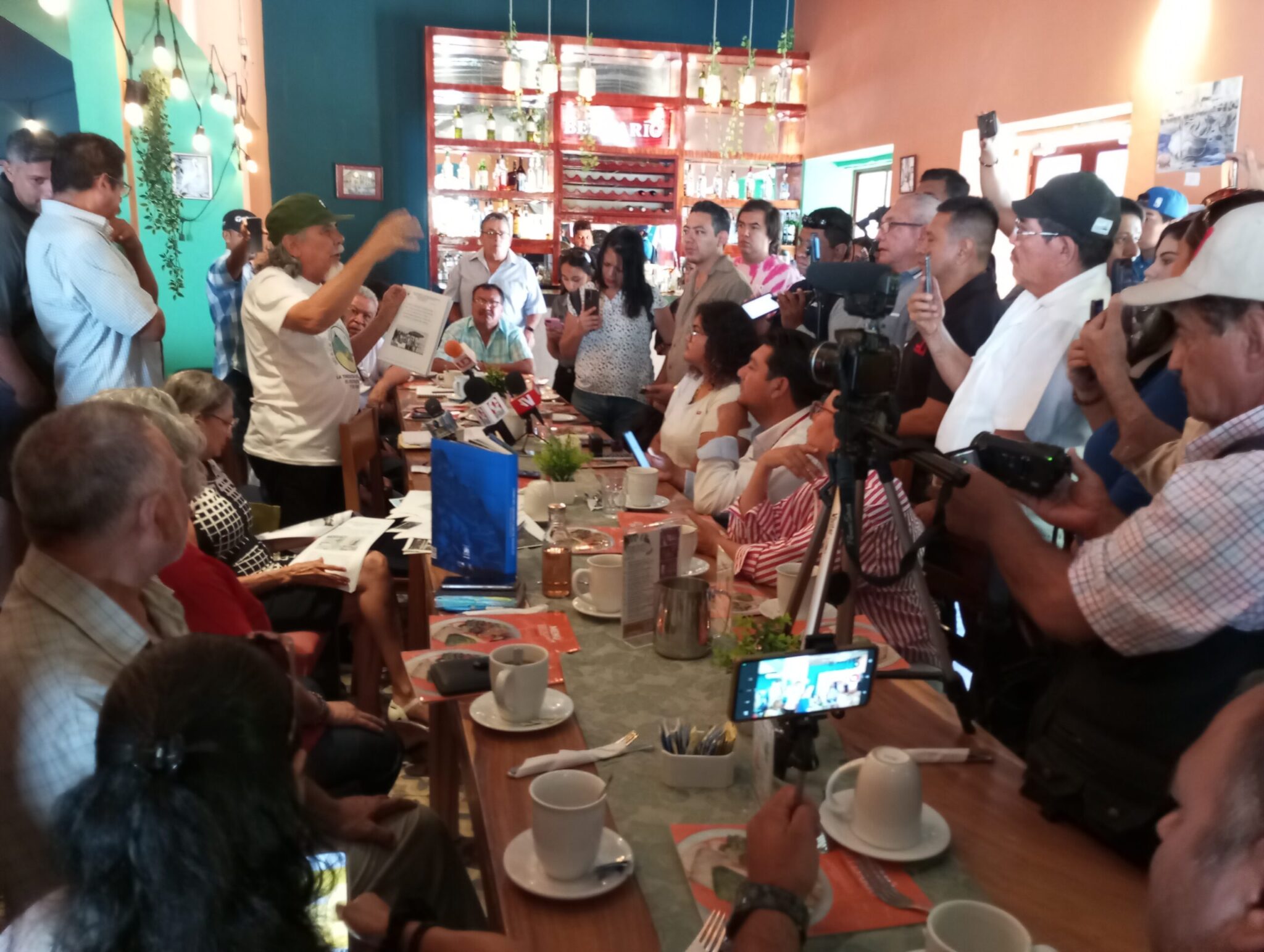 El Colectivo en Defensa del Faro de Mazatlán señaló en rueda de prensa que las protestas seguirán para visibilizar el descontento sobre el uso de espacios públicos administrados por particulares. Fotografía: Son Playas