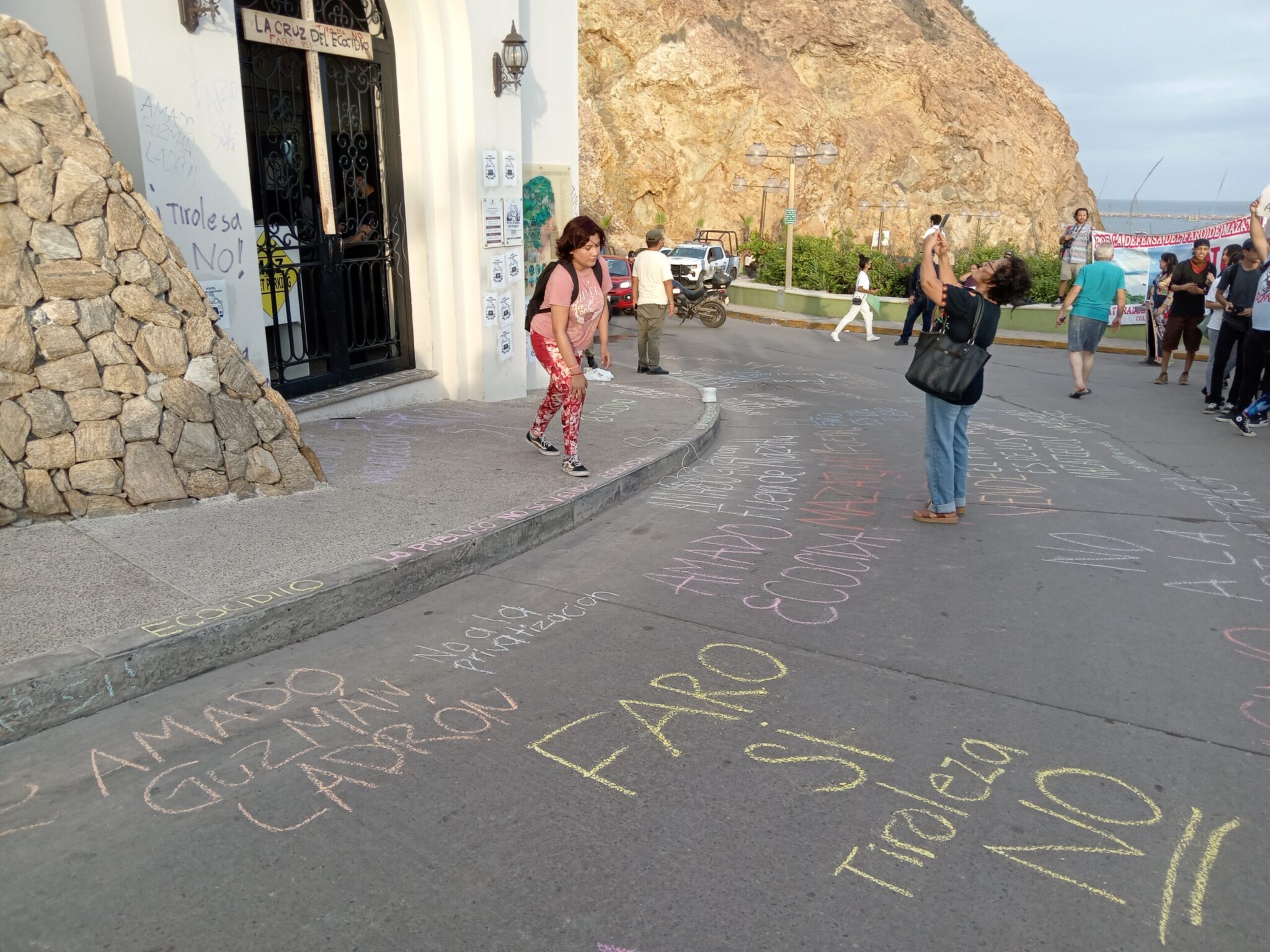 Durante conferencia de prensa, el Colectivo en Defensa del Faro Mazatlán tuvo grupos de choque que criticaron las acciones de protesta. Fotografía: Son Playas
