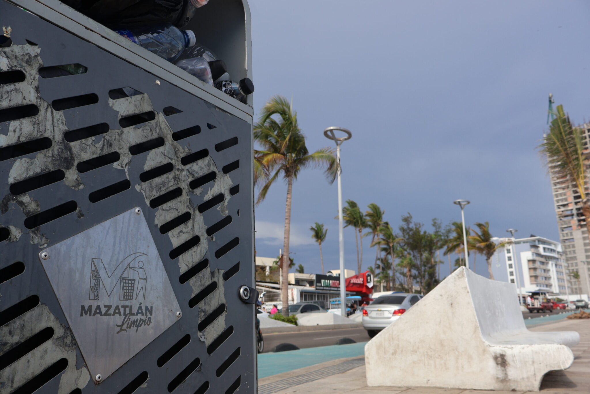 bote de basura malecon de mazatlan