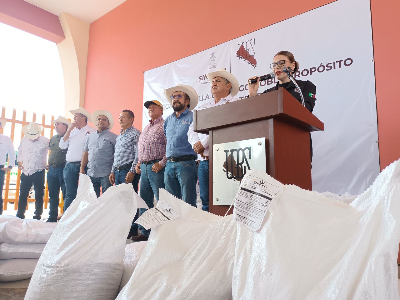 entrega de semillas faustino alvarez maestro lichi UGRS 2