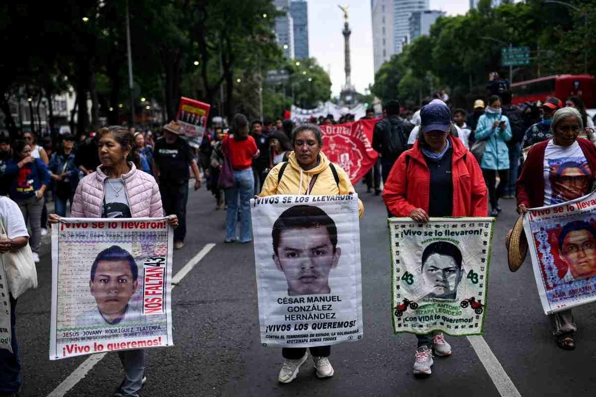 normalistas-ayotzinapa-amlo