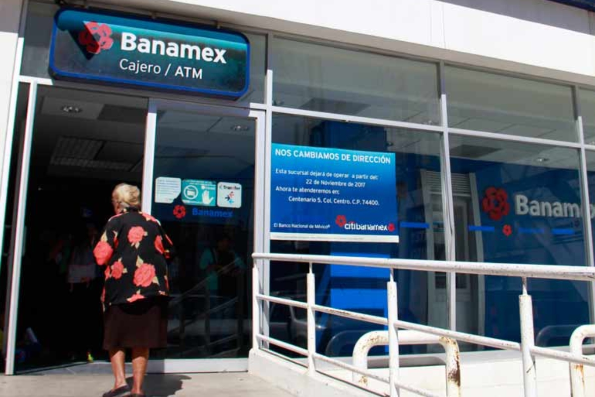 Señora yendo a un banco en México