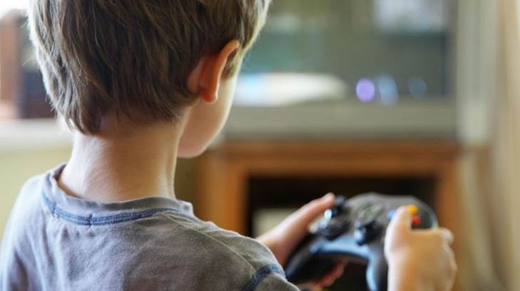 niño video juego redes sociales