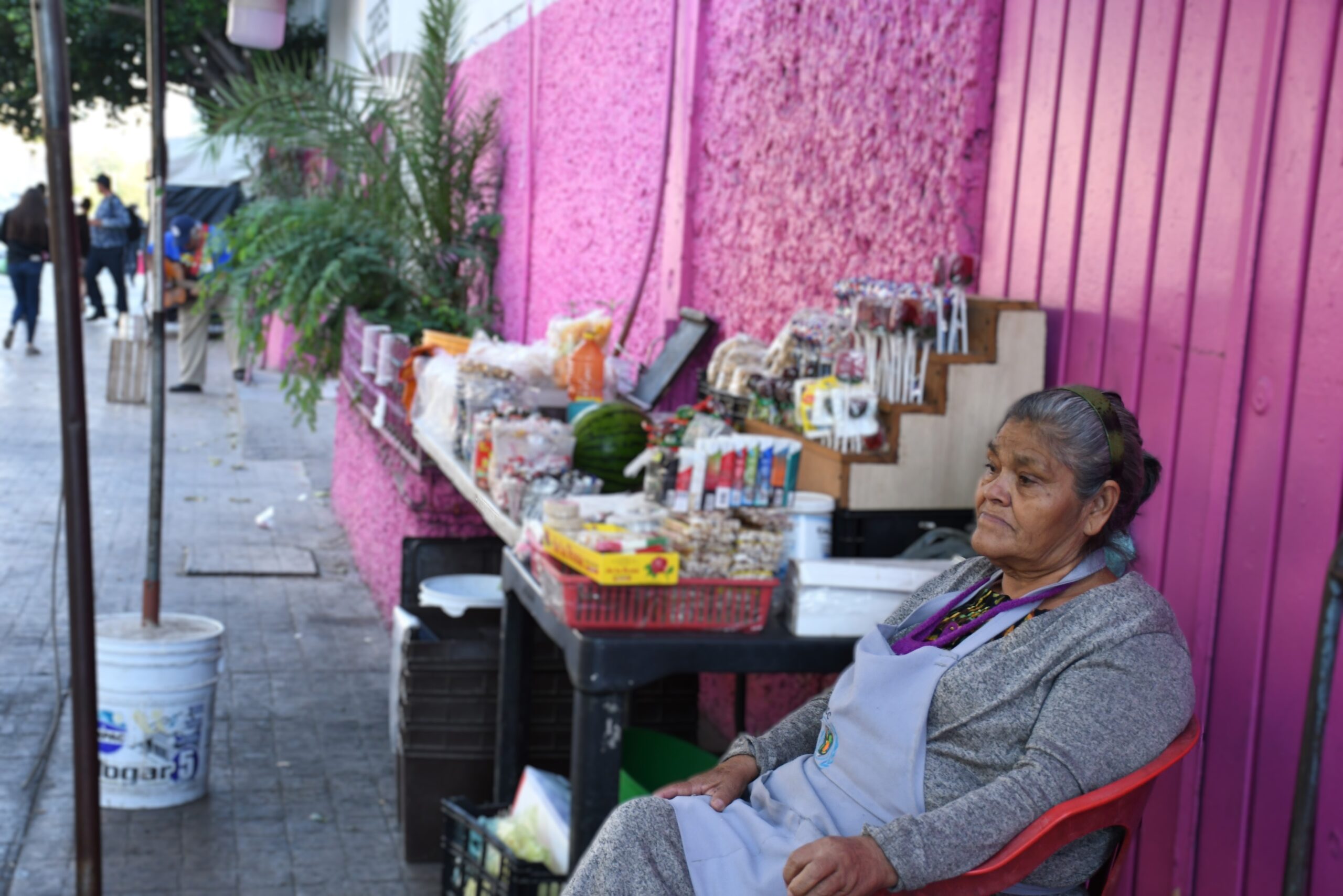 Guillermina Acosta vende dulces en el centro de Culiacán. Asegura sentir los estragos que la violencia provoca en la bajada de ventas.