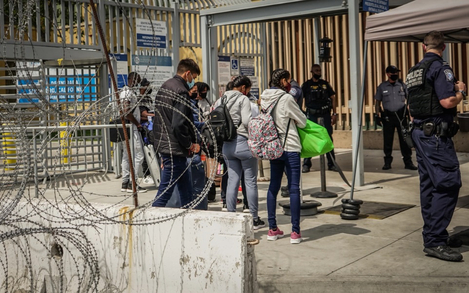 Lorena y algunos miembros de su familia ingresan a Estados Unidos después de recibir asilo.