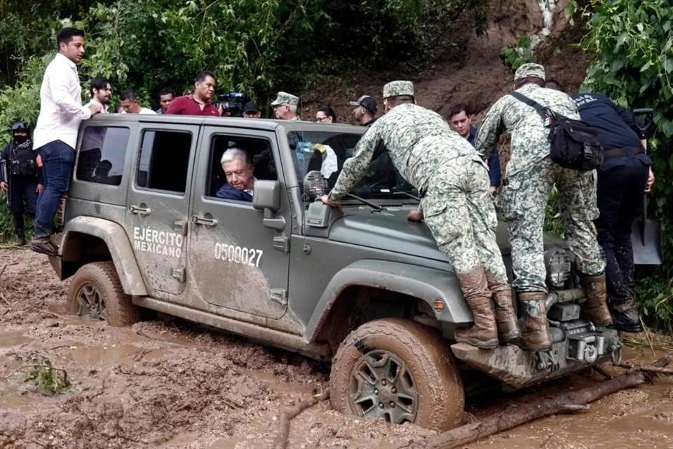 El vehículo militar en el que viajaba el presidente Andrés Manuel López Obrador quedó atascado en el lodo, durante su visita a Acapulco, Guerrero. Foto: Redes.