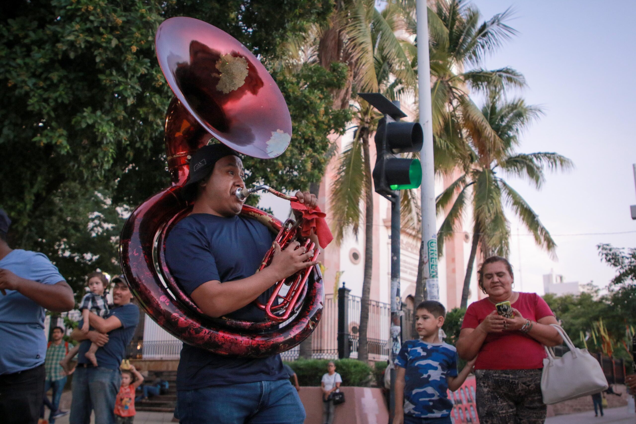 Músicos de Culiacán salen a las calles porque a la mayoría les han cancelado sus participaciones ante la crisis económica y de seguridad en Sinaloa