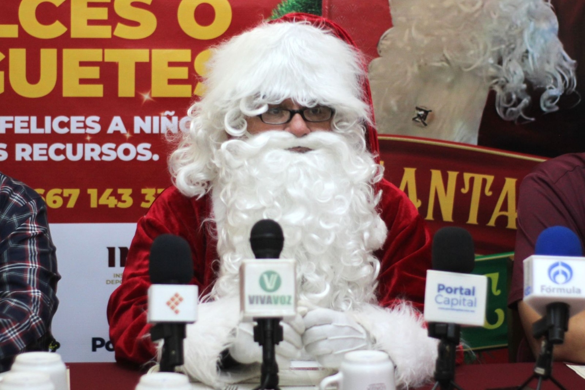 santa-con-causa-navidad-regalos-donación-dulces.