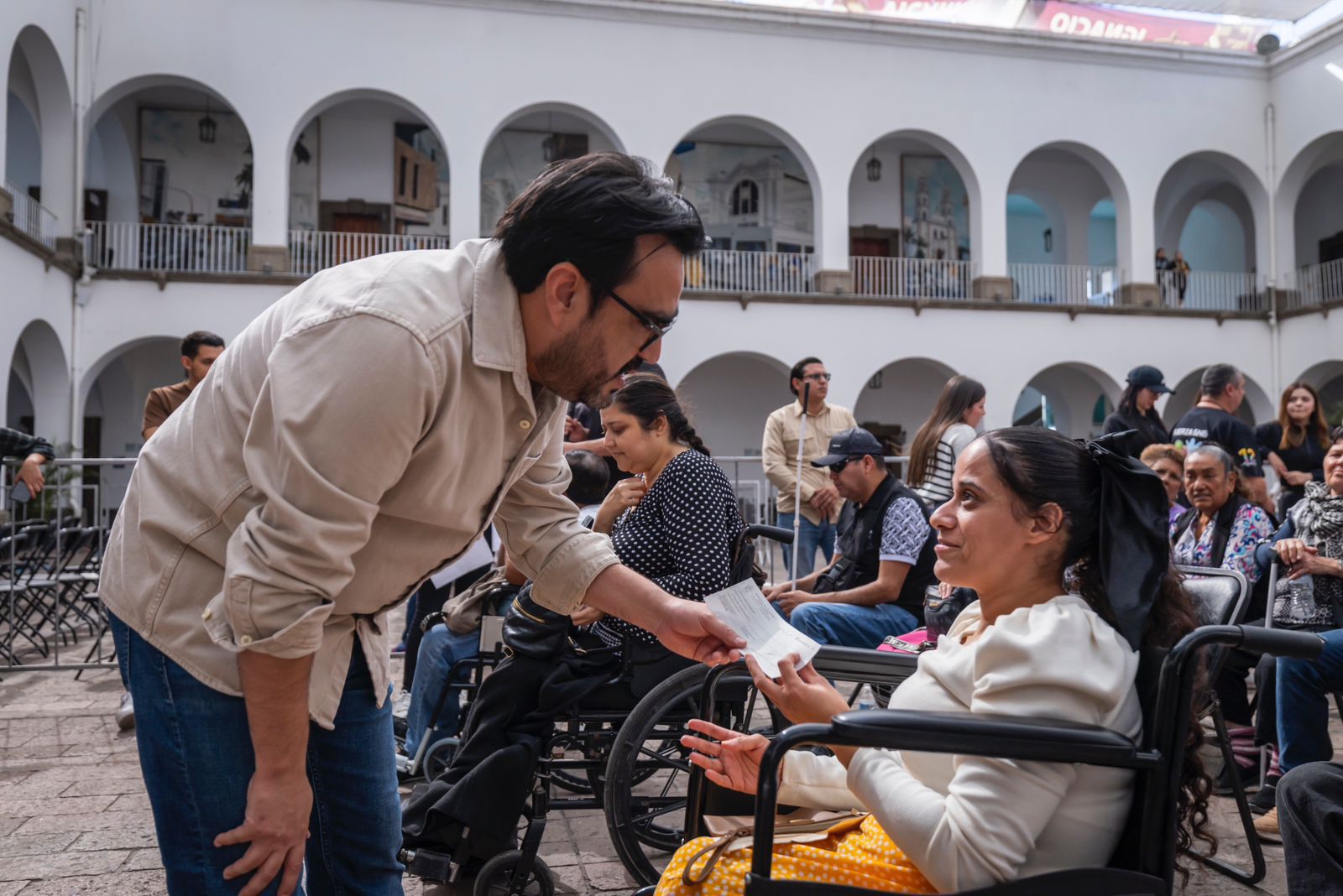 entrega de apoyos comerciantes discapacitados