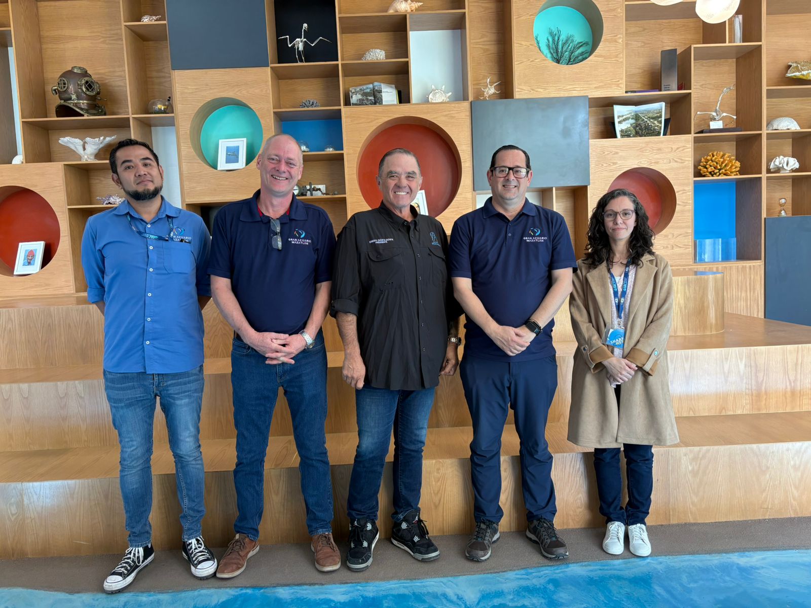 Ernesto Zazueta, presidente de Azcarm, destaca la importancia del cuidado profesional y la colaboración en la conservación de especies durante su recorrido por el Gran Acuario Mazatlán.