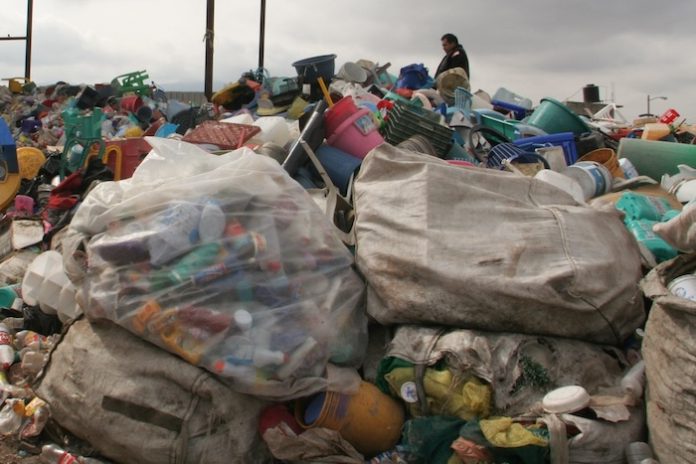 255921-aumento-basura-plastico-web-696x464