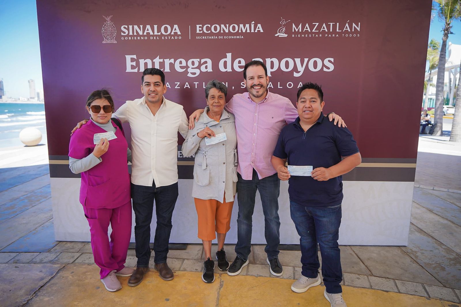 Entrega de apoyos economicos mazatlan ricardo velarde estrella palacios