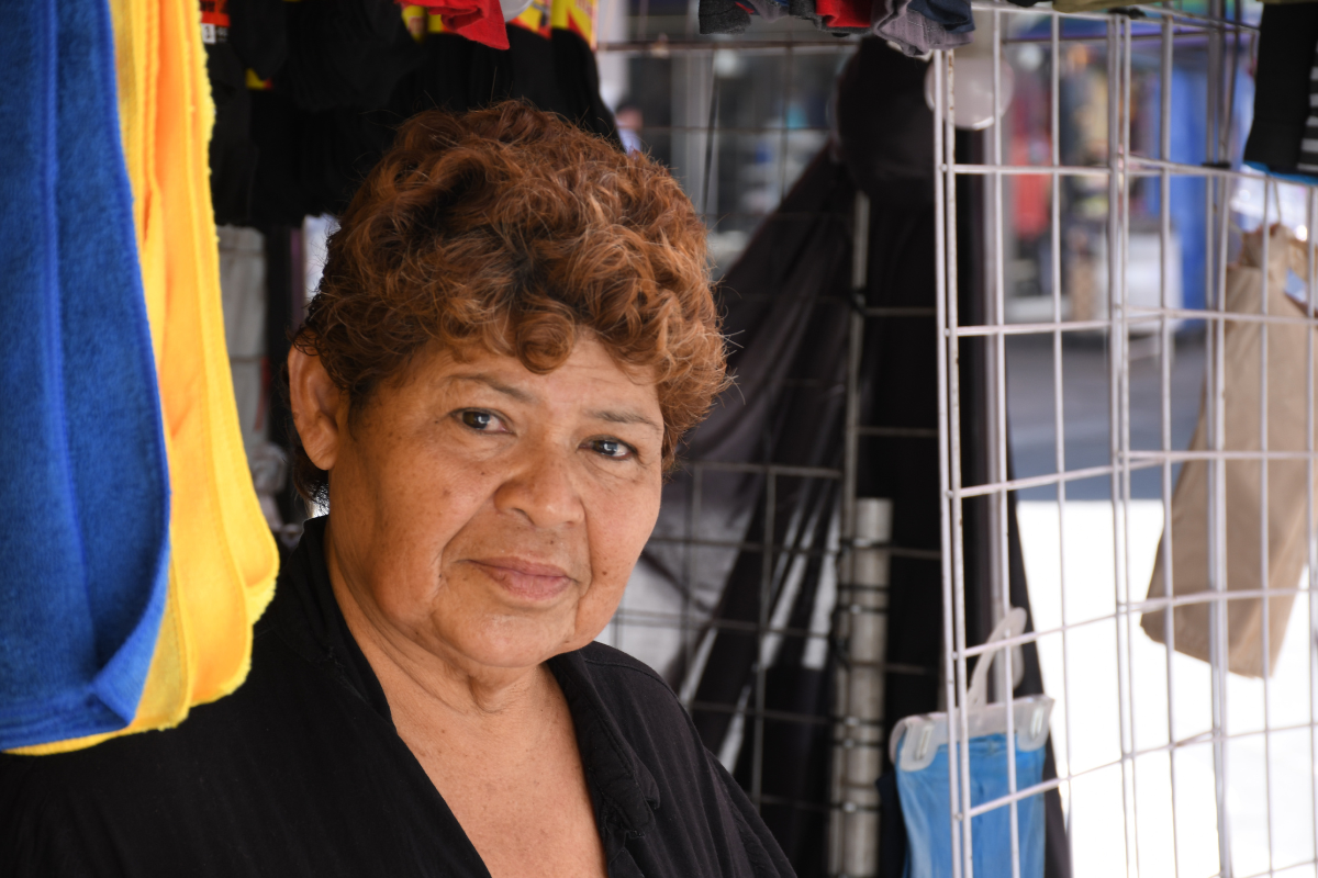 Laura Quevedo Pérez, líder del Bloque de Vendedores Ambulantes, ha dedicado su vida a la defensa del sector, enfrentando represión y promoviendo la dignificación de su gremio.