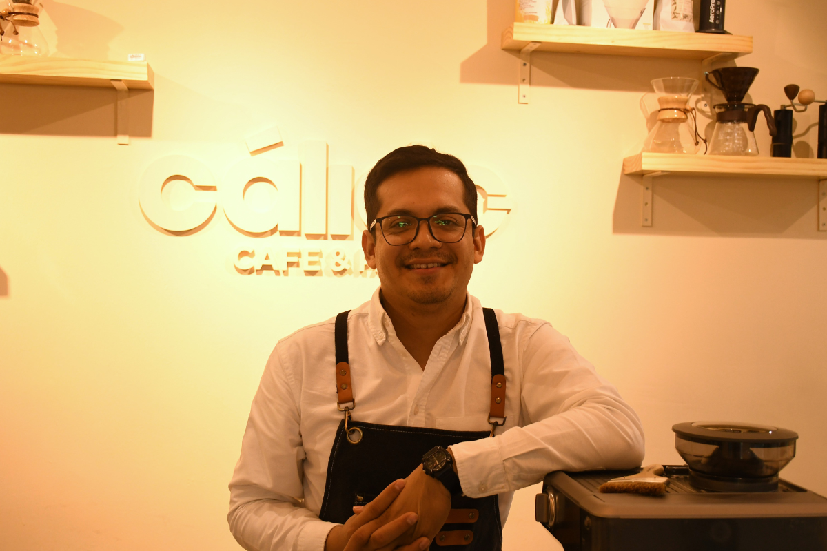 A pesar de la crisis de seguridad y el impacto en el consumo, Cálido Café busca consolidarse con estrategias innovadoras y el apoyo de la comunidad. Carlos Vizcarra nos cuenta cómo ha sido levantar su negocio en este contexto.