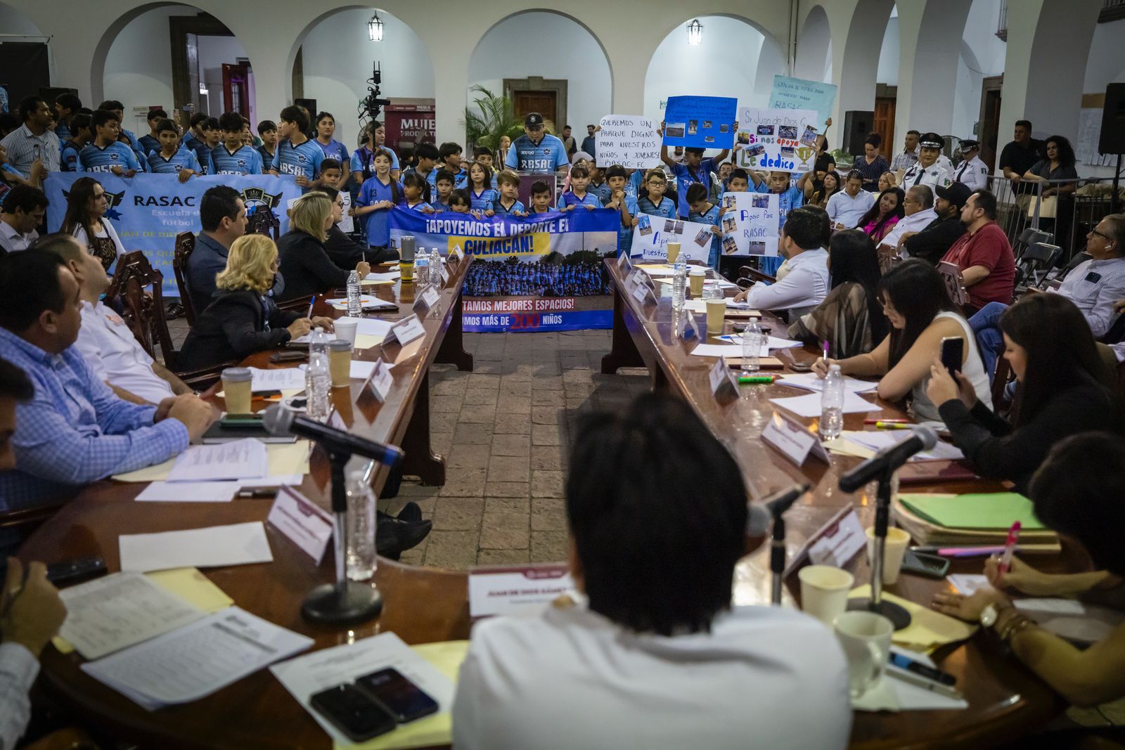 El Patio Central del Palacio Municipal fue la sede de este ejercicio de participación ciudadana a donde los habitantes del municipio acudieron para llevar sus diversas peticiones.