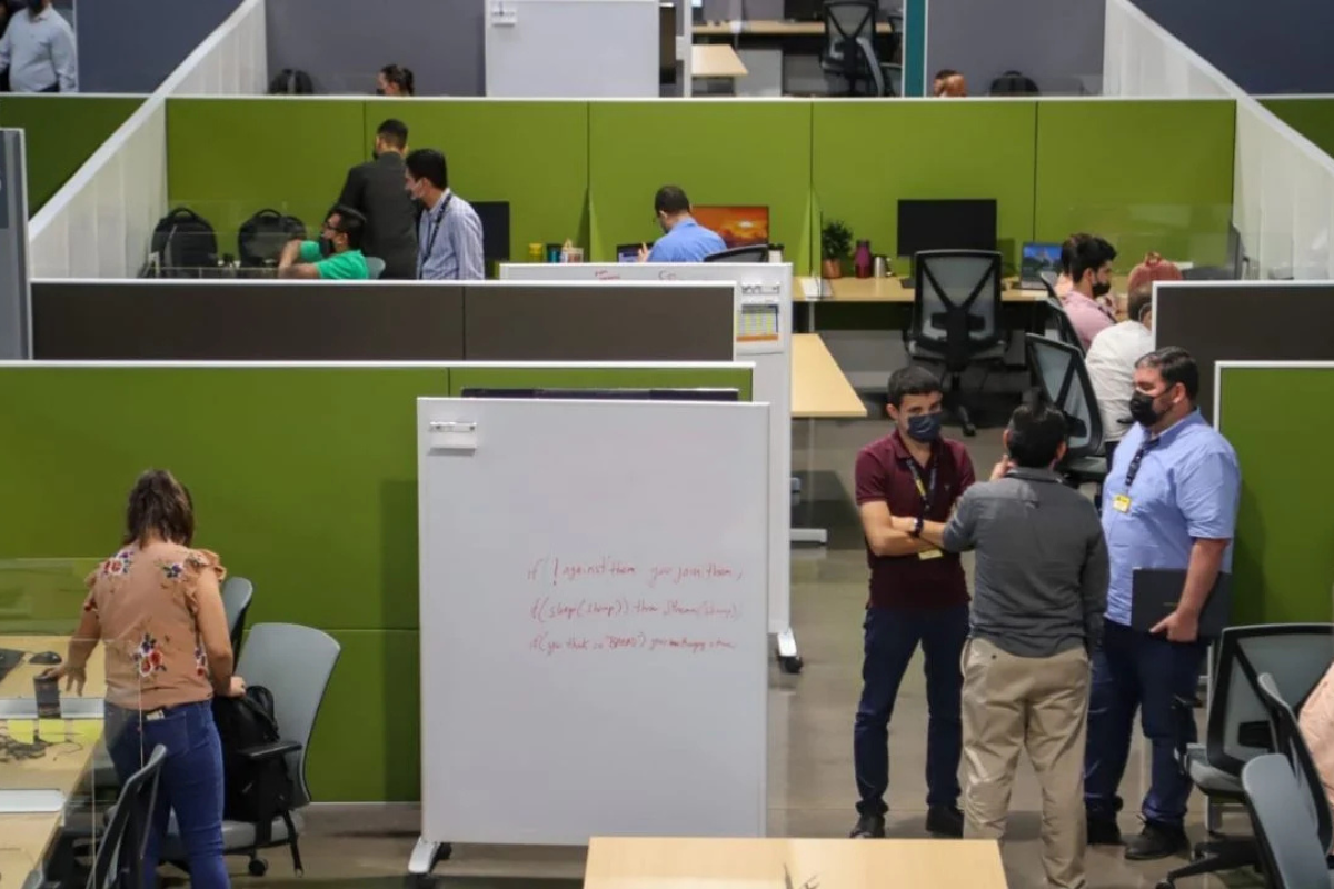 La brecha salarial en Sinaloa se amplía: trabajadores con conocimientos en herramientas digitales, automatización y redes sociales reciben mejores sueldos. Expertos advierten sobre la urgencia de la capacitación continua.