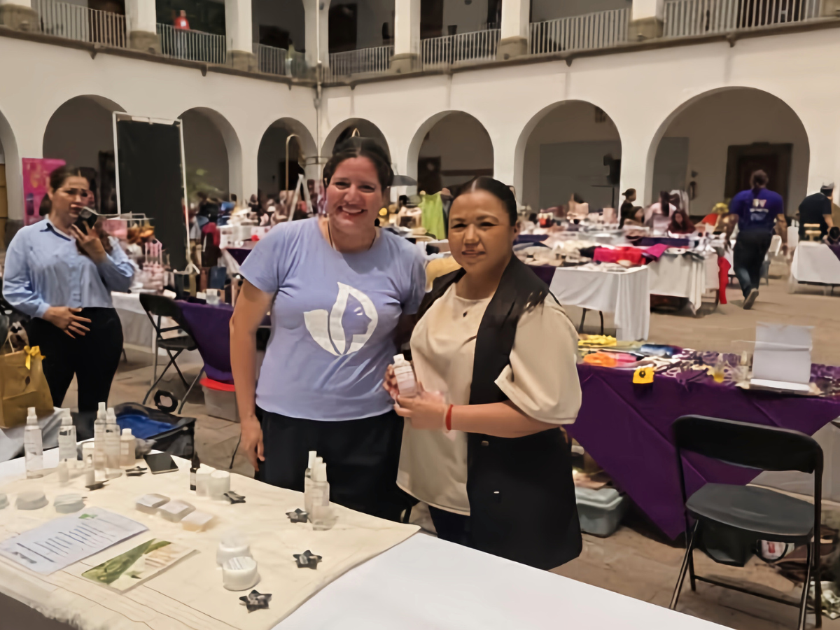 Irasema Borbón vende productos de Sábila Artesanal en bazares de Culiacán.