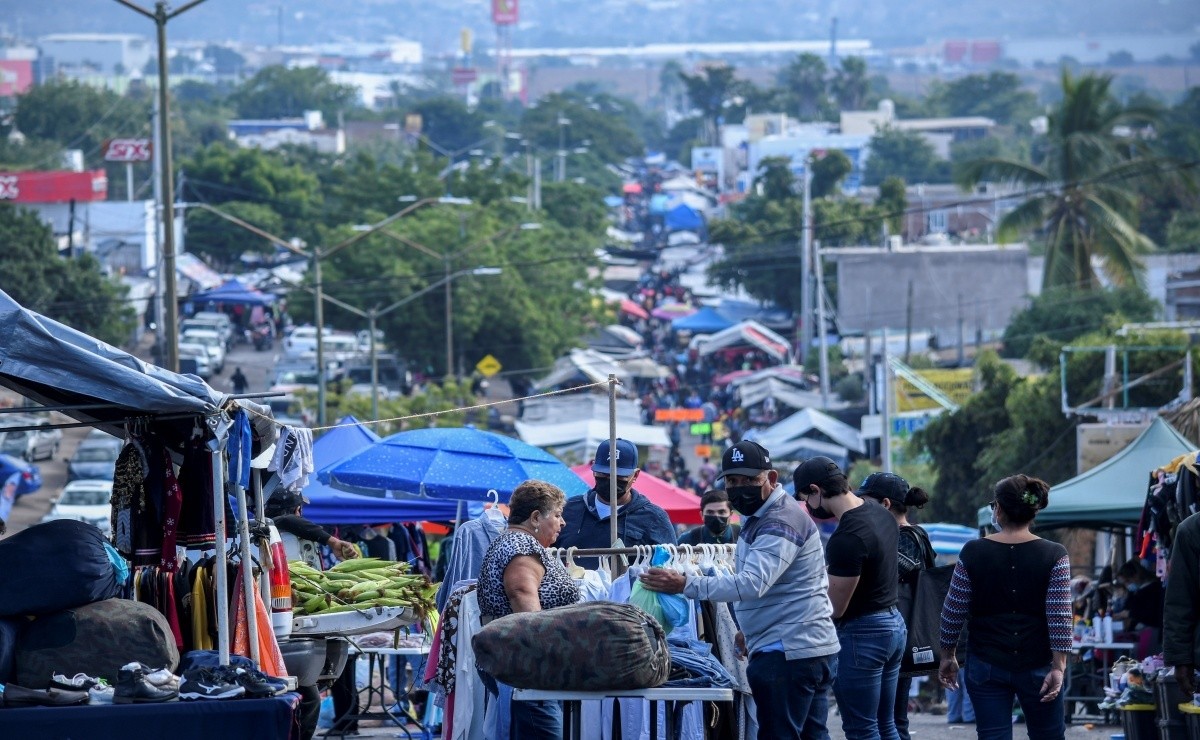 El Ayuntamiento de Culiacán reanudó el cobro de derecho de piso a comerciantes, afectando a tianguistas en plena crisis económica y de inseguridad.