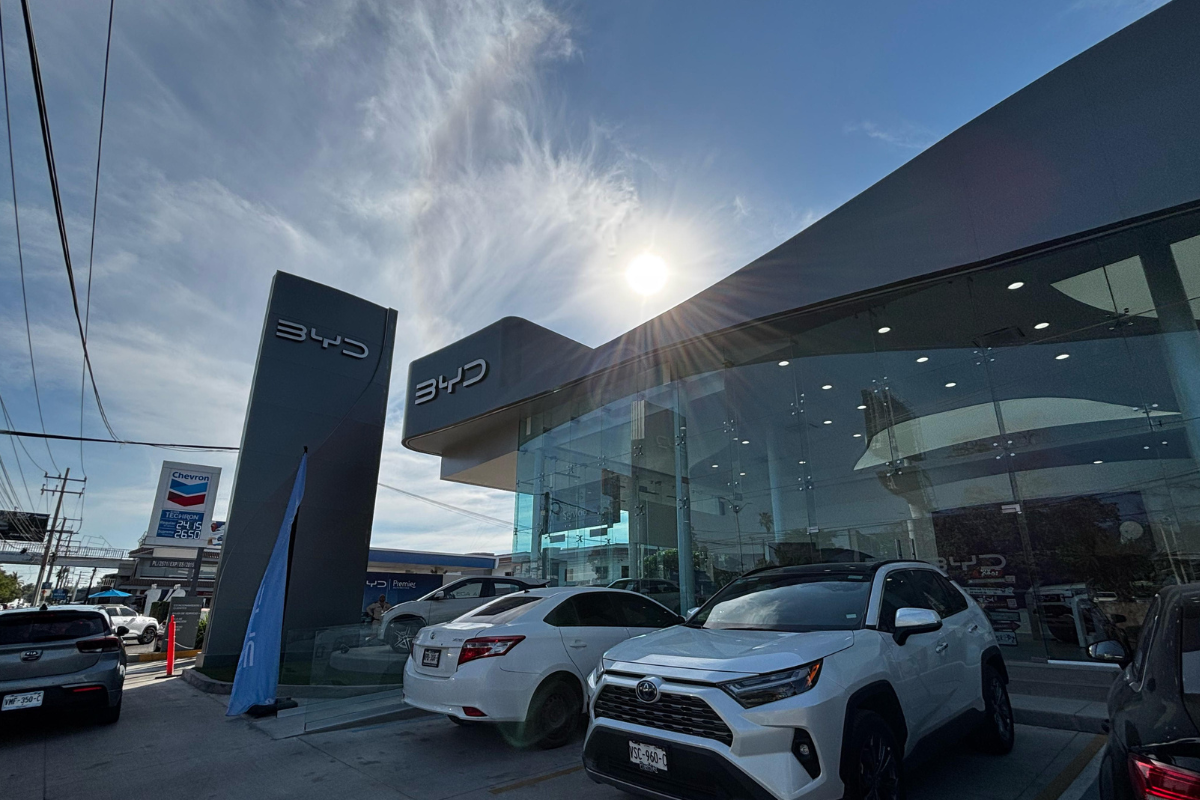 La violencia en Culiacán ha disparado la venta de autos eléctricos, considerados más seguros ante el robo vehicular. Conoce cómo la crisis de seguridad está cambiando los hábitos de consumo.