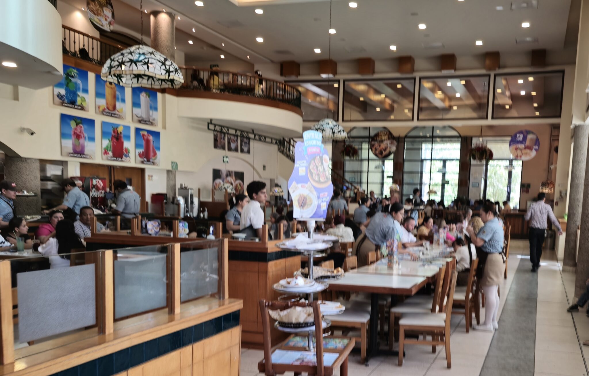 Buena afluencia de clientes en restaurantes el día de las madres en Culiacán.