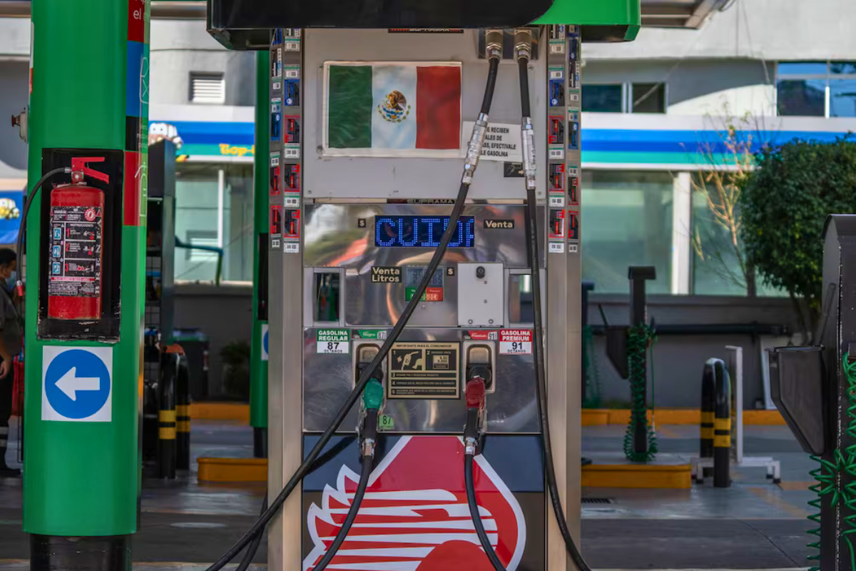 Gasolina en México contiene compuestos prohibidos en otros países. Investigadores y la AMDA advierten sobre su impacto ambiental y vehicular.