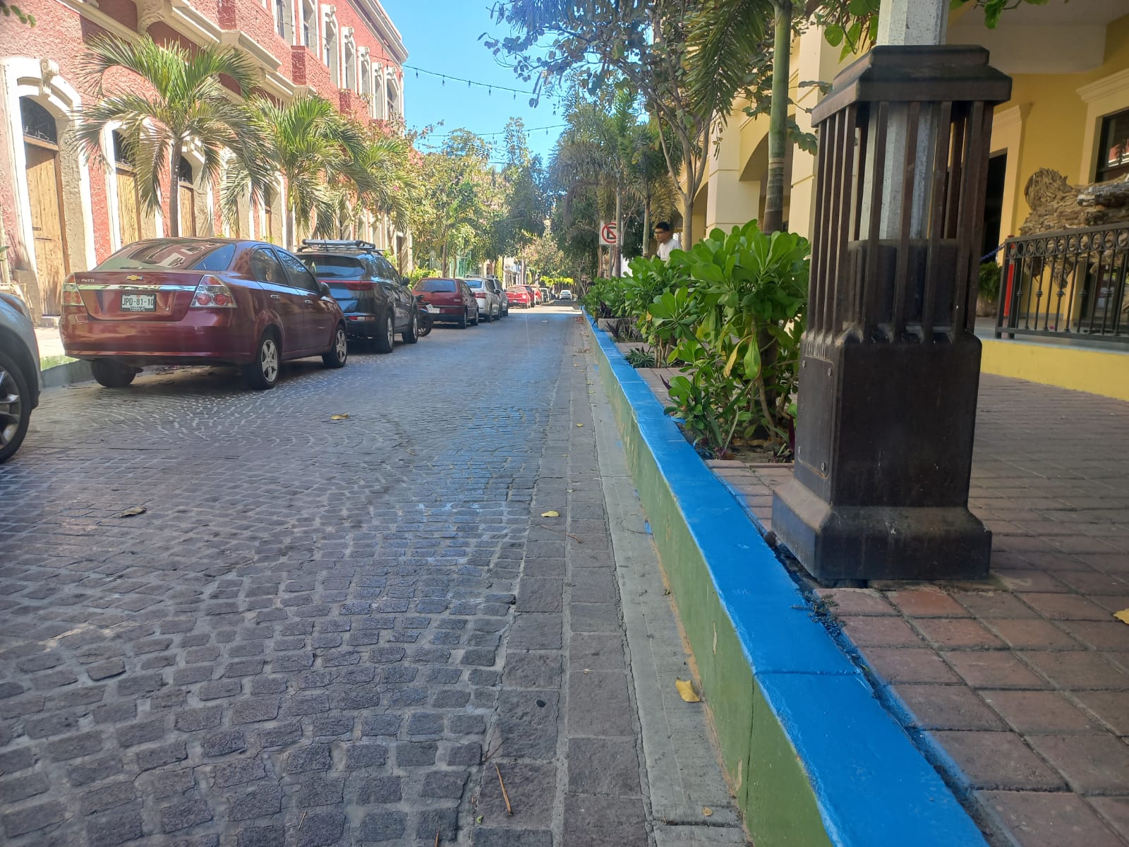 Pintan línea azul en el suelo de mazatlán para guiar turistas.