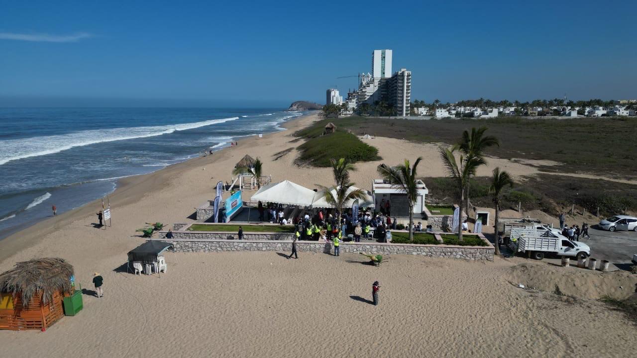Limpian playa cerritos en Mazatlán