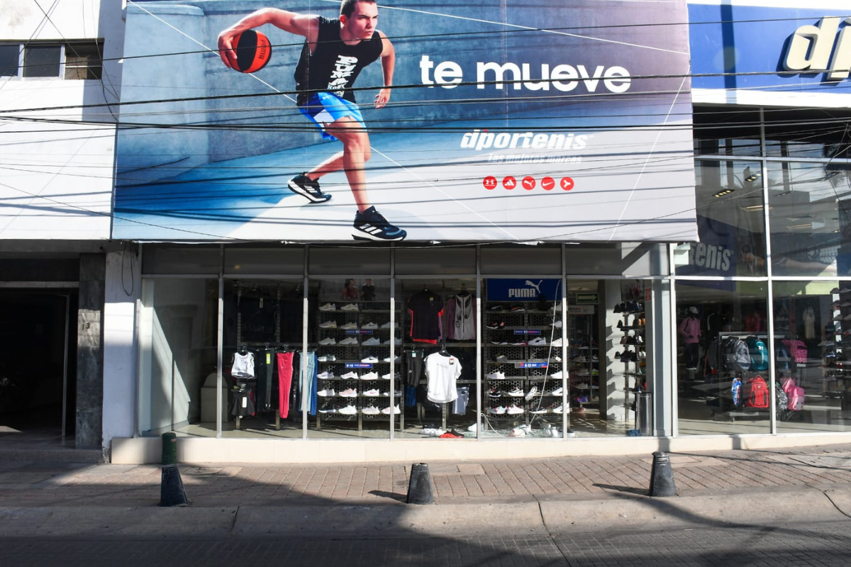 El robo a comercios en Sinaloa creció 70% en un año, impulsado por la crisis de seguridad tras el estallido interno en el Cártel de Sinaloa, según datos de la Fiscalía estatal.