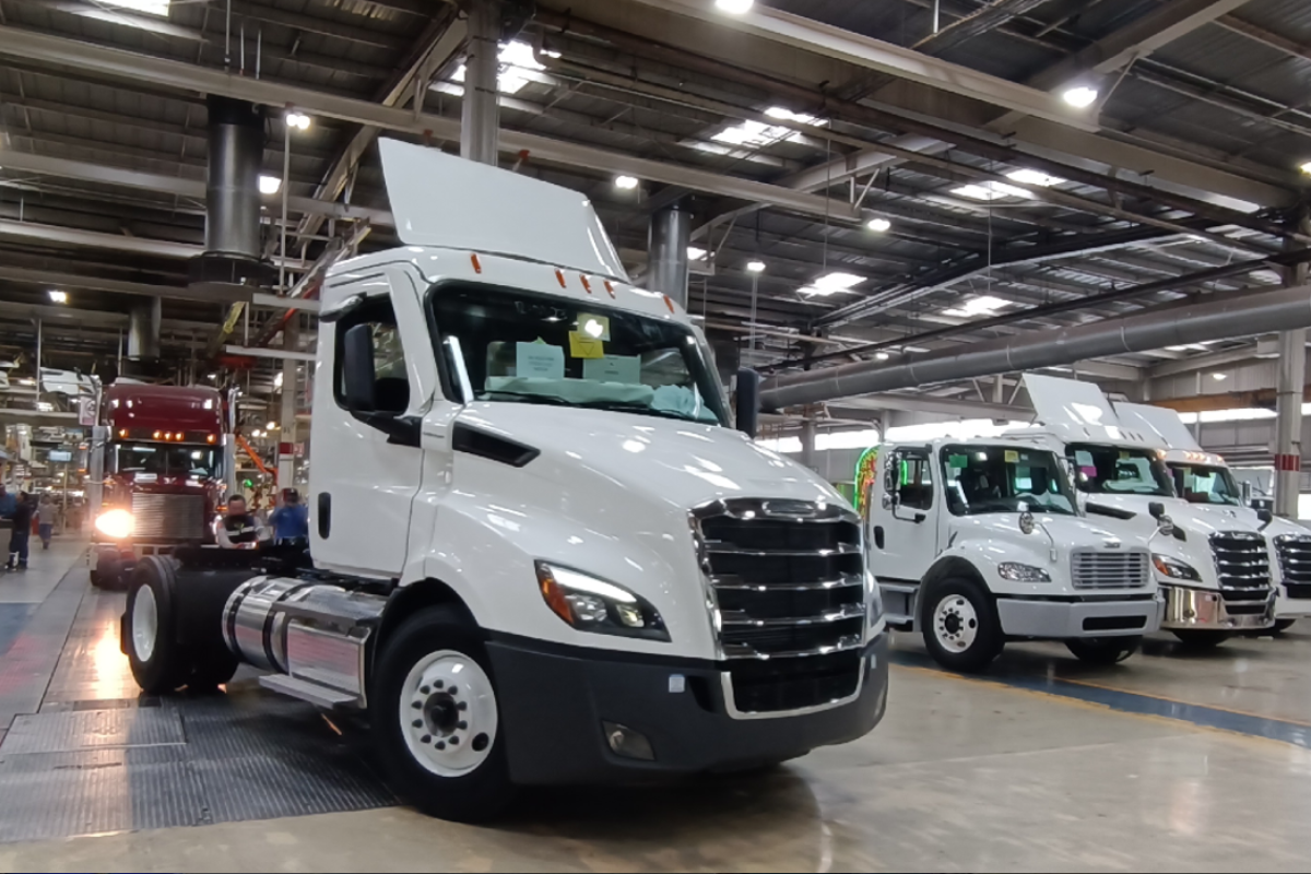 Con EE.UU. comprando 91% de los vehículos pesados exportados por México, el sector enfrenta una fuerte baja. Líderes del gremio piden frenar importaciones usadas.