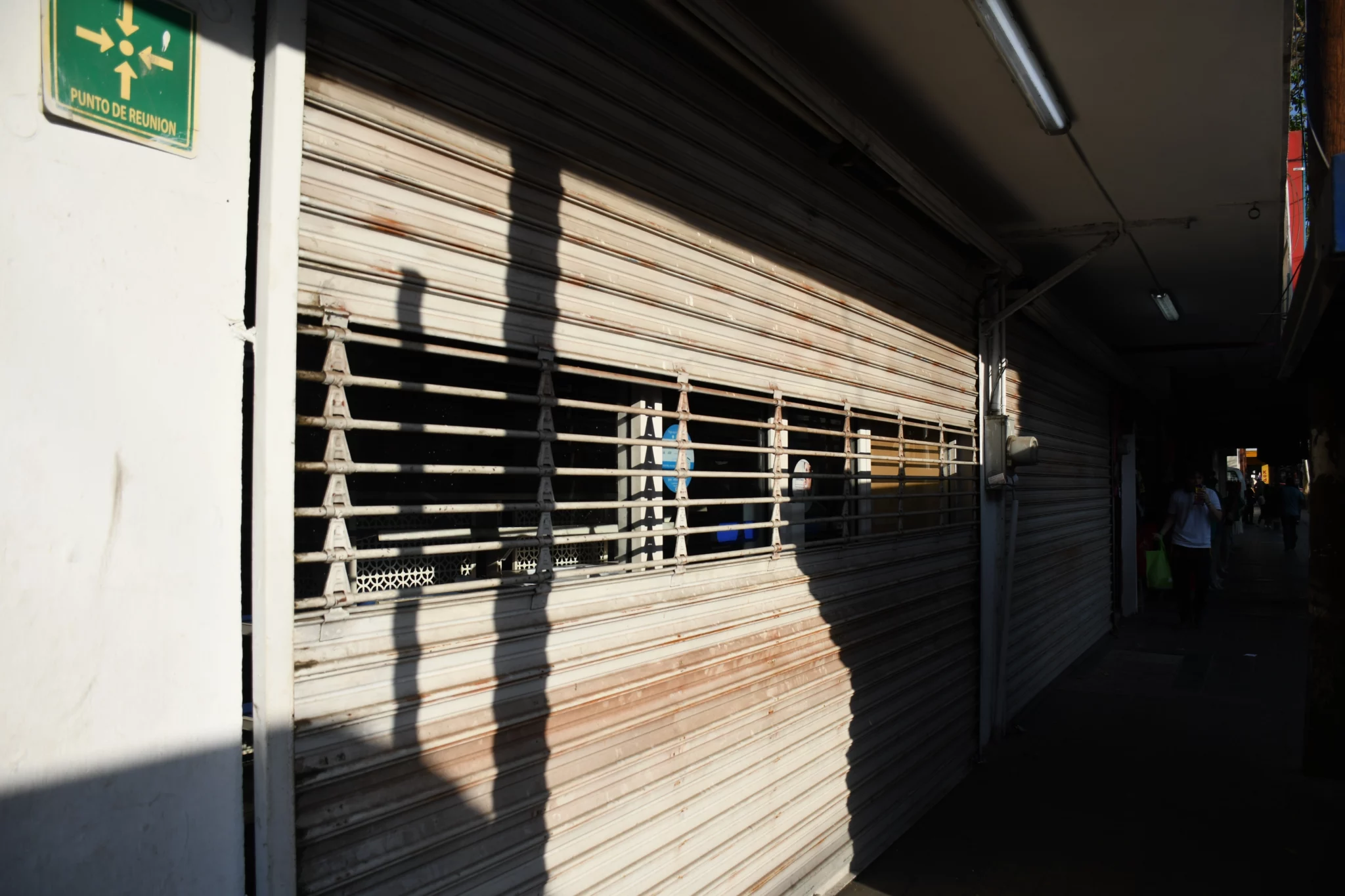 A raíz de los meses de violencia en Culiacán, cientos de negocios en el centro de la ciudad han cerrado.