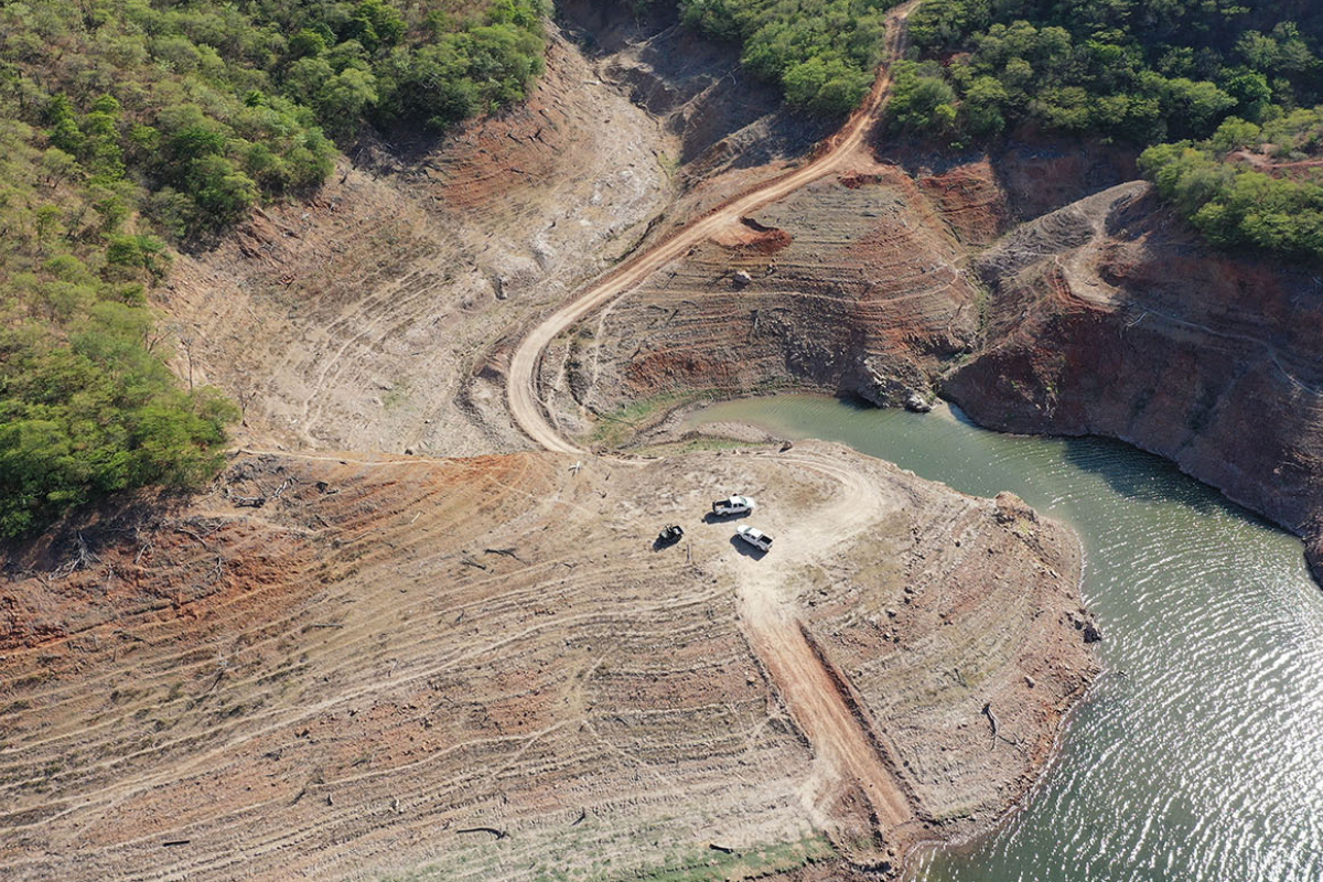 Oroco Corp planea abrir una mina de cobre en Choix, Sinaloa, que consumiría 53 millones de litros de agua al día, en medio de una sequía histórica que afecta a 50 comunidades y ha dejado a miles sin acceso regular al vital líquido.