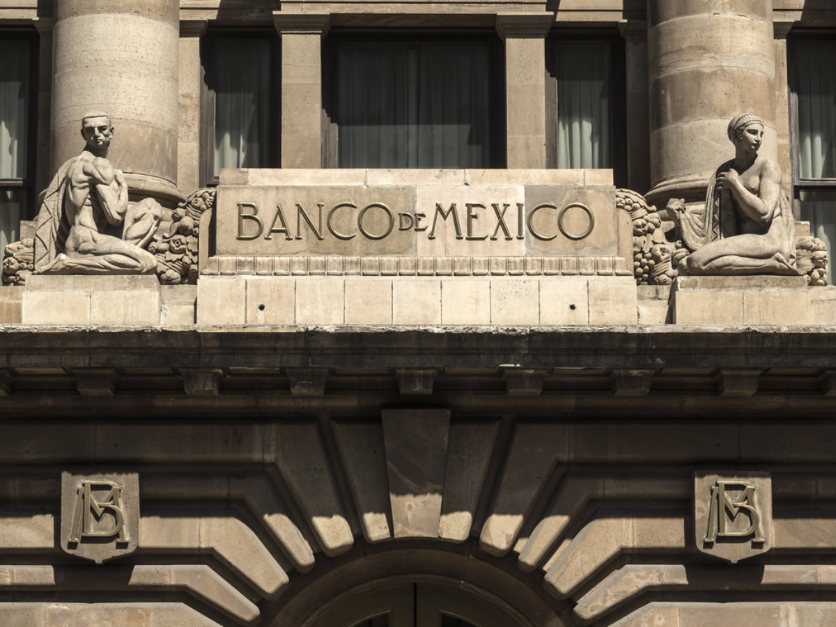El banco de México explica a qué se debe su decisión de recortar tasas.