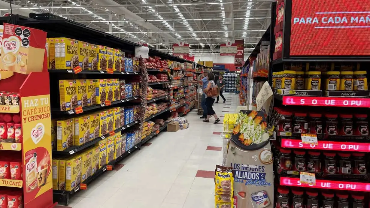 Consumo minorista en México se debilita: 10 empresas de la Bolsa reportan ventas a la baja y consumidores cambiando a opciones más baratas.