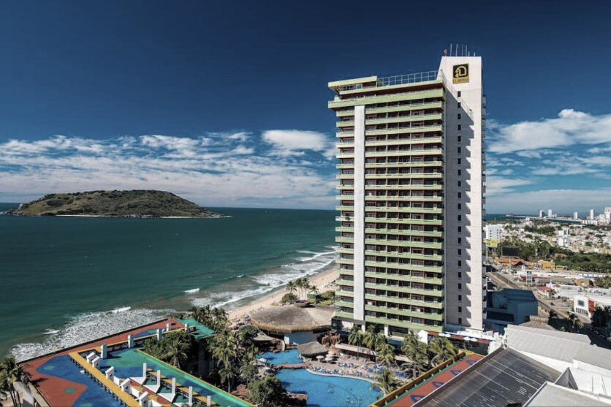 La crisis de seguridad en Sinaloa y la disminución de visitantes terrestres provocan cierres parciales en hoteles de Mazatlán. El sector recorta tarifas hasta 40% para sobrevivir.