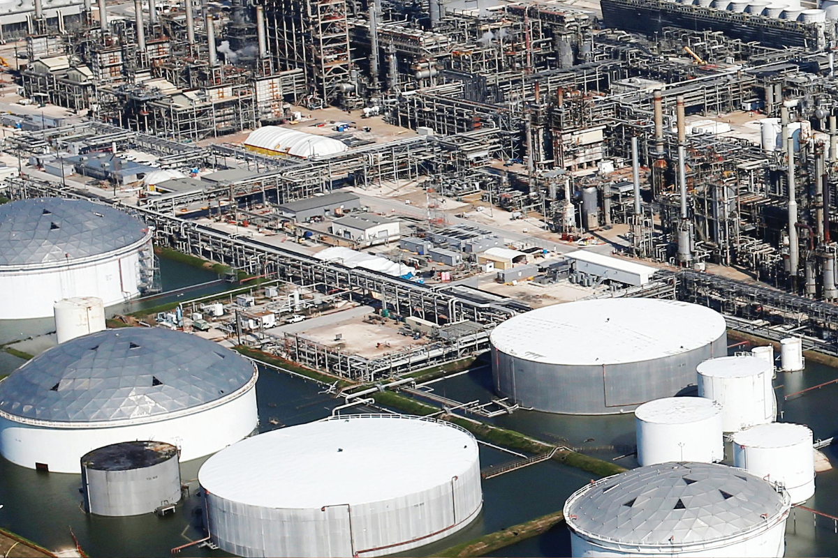 Manufactura mexicana: hidrocarburos impulsan el sector con fuerte expansión, pero ropa y madera muestran caídas en producción.