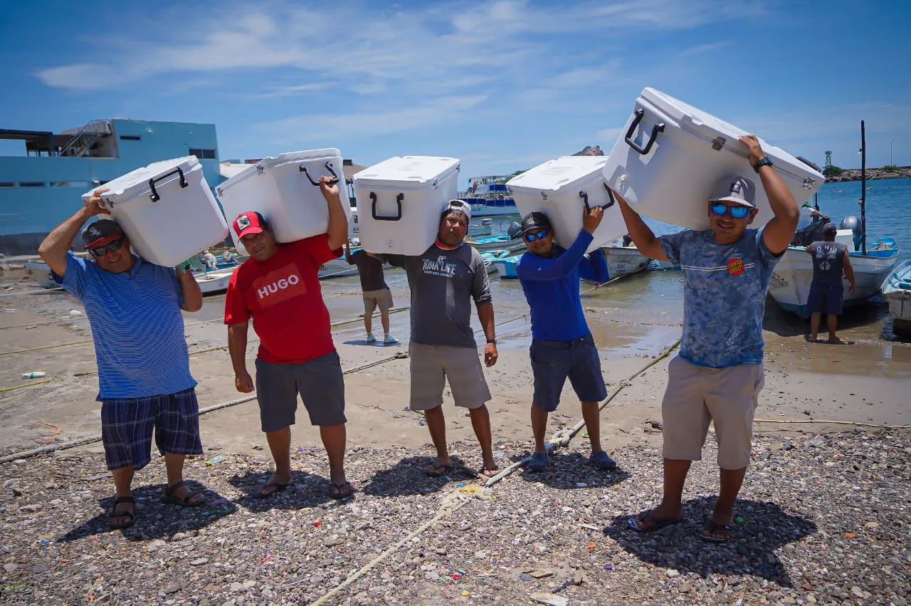 A través del programa Equipa Sinaloa, autoridades estatales distribuyeron equipo de conservación a pescadores de Playa Sur, Perla del Sur y la Isla de la Piedra para apoyar su actividad económica.