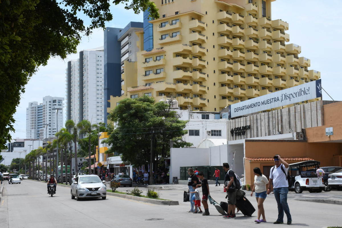 Empresarios advierten que la percepción de violencia afecta la imagen del destino, en medio de bloqueos carreteros y un desplome histórico de visitantes terrestres.
