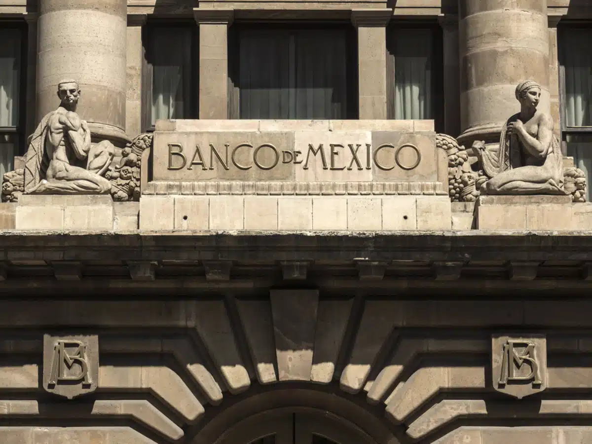 El Banco de México reduce su tasa de referencia en 25 puntos base, alineándose con la Fed y en medio de expectativas de menor inflación.