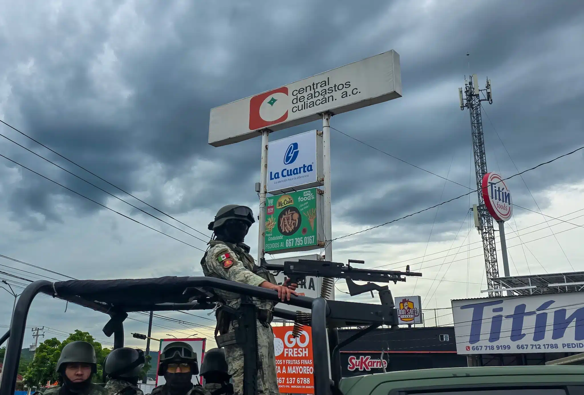 Entre calles deterioradas y fuerte presencia militar, el Mercado de Abastos de Culiacán intenta sobrevivir a la violencia que ha dejado 11 muertos desde 2024 y una economía en caída.