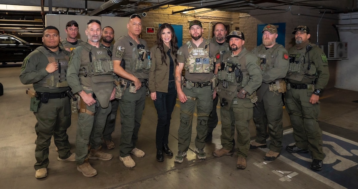 kristi-noem-redadas-ice-migranes-super-bowl-california-super-bowl