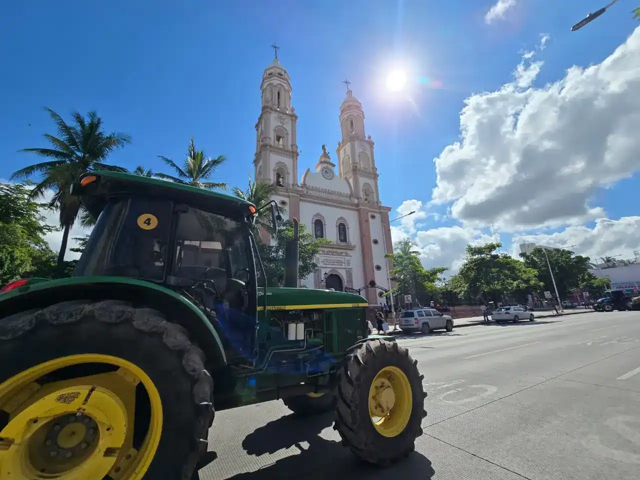 Agricultores sinaloenses protestan frente a la Catedral de Culiacán y en casetas de Guasave, Ahome y Navolato, reclamando la entrega de apoyos económicos del ciclo 2023-2024 y soluciones ante la crisis del campo.