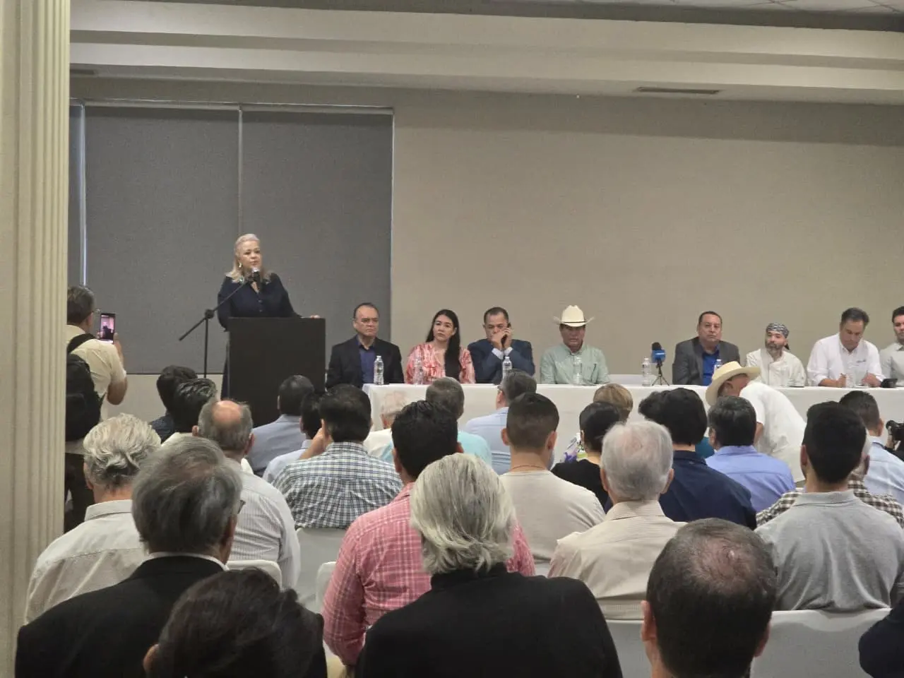 La Coparmex Sinaloa encabezó la presentación del Informe Ciudadano 2025, que advierte sobre caída en empleo y crecimiento, ausencia de apoyo federal y urgencia de sancionar a funcionarios que difundan información falsa.