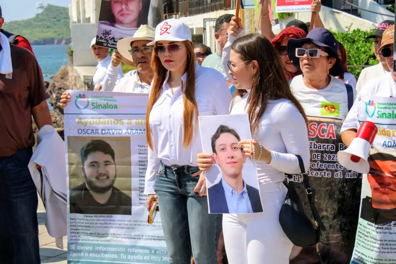 La madre de Carlos Emilio rechaza la versión del vicefiscal de Sinaloa, quien afirma que el joven salió por su propio pie del bar en Mazatlán. La familia señala inconsistencias y exige claridad en la investigación.