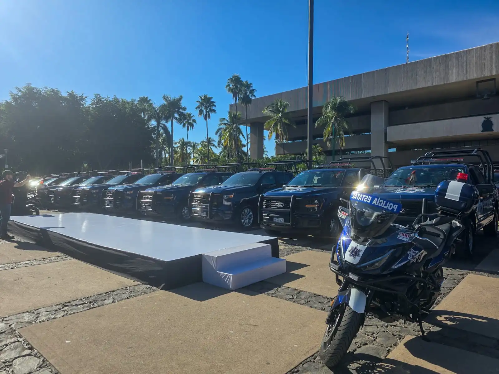 Sinaloa refuerza su seguridad con 80 nuevas patrullas distribuidas entre la policía estatal y los municipios, en medio de una crisis de violencia.