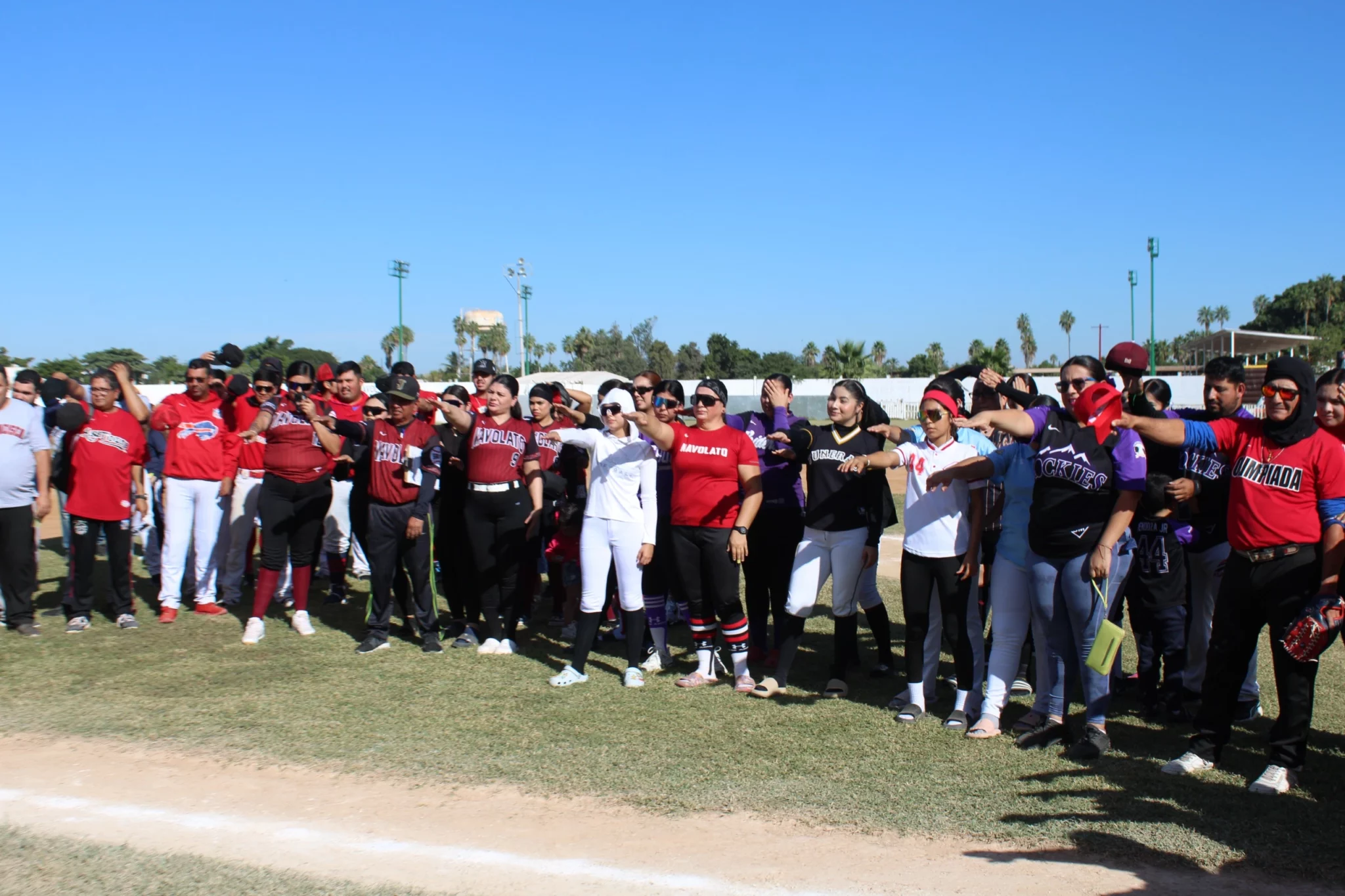 El alcalde Jorge Rosario Bojórquez inauguró el Torneo Relámpago de Softbol “Copa Presidente” en Navolato, impulsando la unidad, la salud y la convivencia familiar a través del deporte.