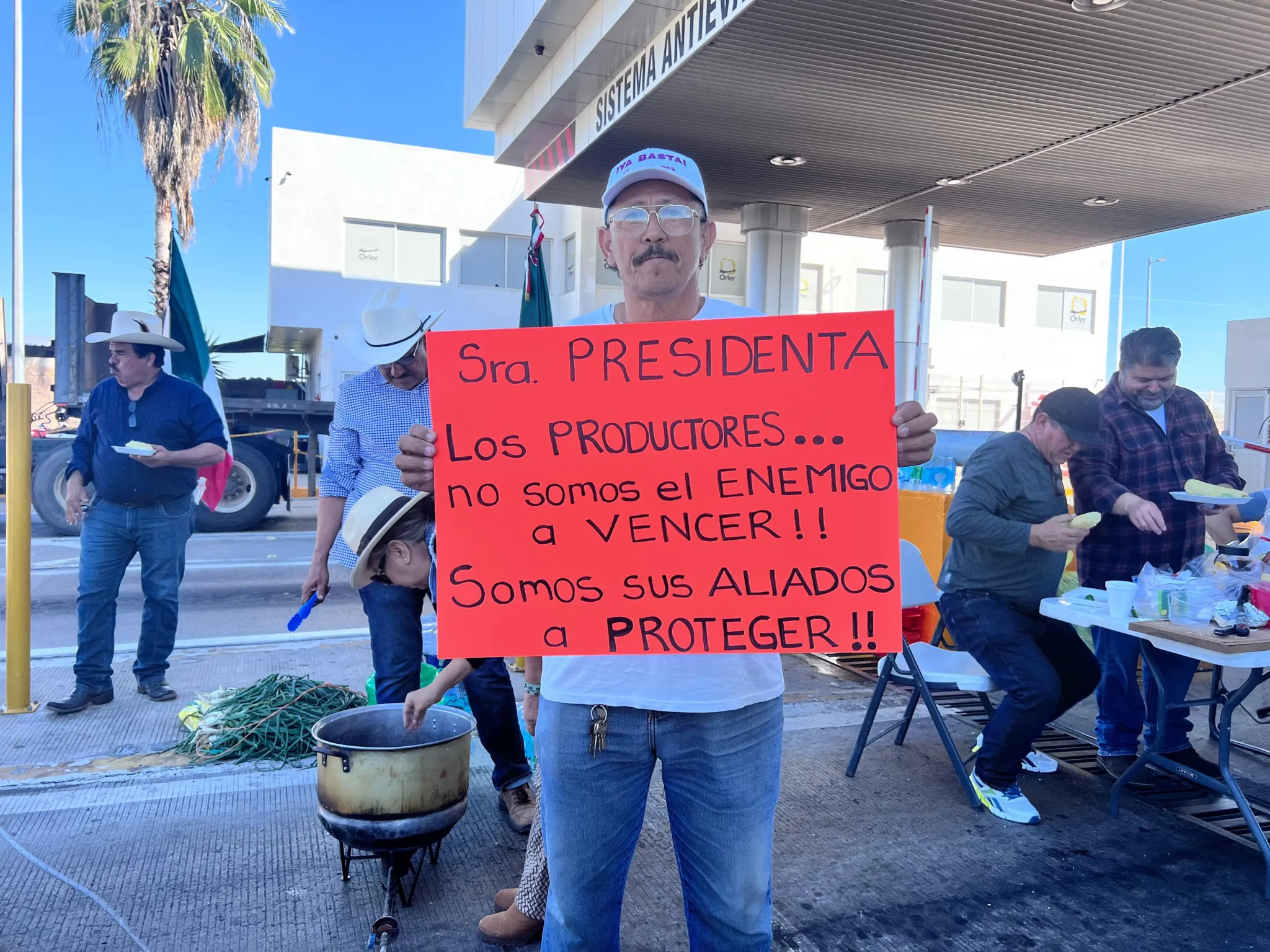 Agricultores de Sinaloa se manifiestan en la caseta de El Pisal en demanda de respaldo del gobierno federal; la protesta podría extenderse hasta 48 horas.